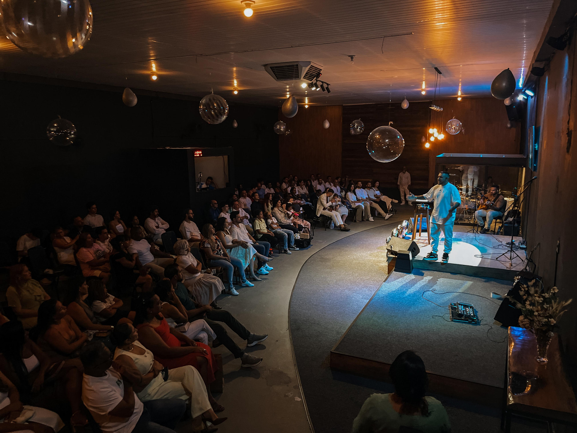 Congregação reunida na Igreja Fonte Betim