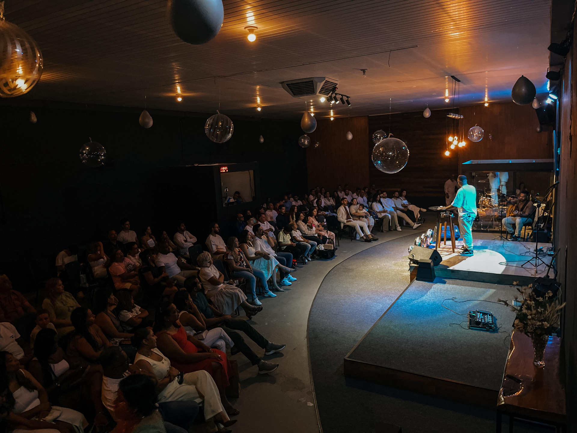 Igreja Fonte Betim reunida durante um culto